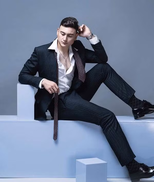 Đặng Văn Lâm từng gây mê hội chị em bằng phong cách lịch lãm trong bộ suit.