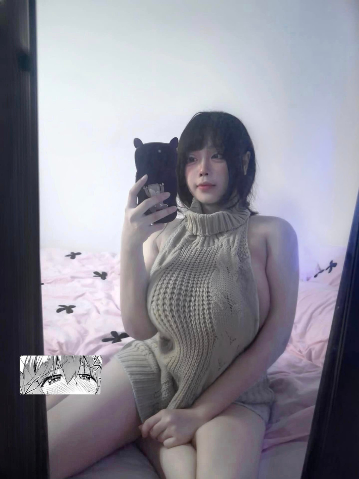 Bàn gaming của nữ game thủ được trang bị một chiếc máy tính cấu hình phù hợp, màn hình và thiết bị phụ trợ chơi game chuyên nghiệp như bàn phím cơ, chuột gaming… Đặc biệt, cô còn có một chiếc ghế chơi game giúp giữ tư thế ngồi tốt và giảm mệt mỏi trong những giờ chơi game liên tục.