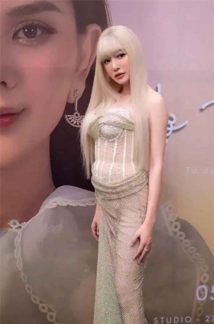 Người đẹp 8x vẫn chọn góc check-in quen thuộc trong nhà tắm. Đây chính là nơi cho ra đời 7749 những bức ảnh nóng bỏng tay của Elly Trần.