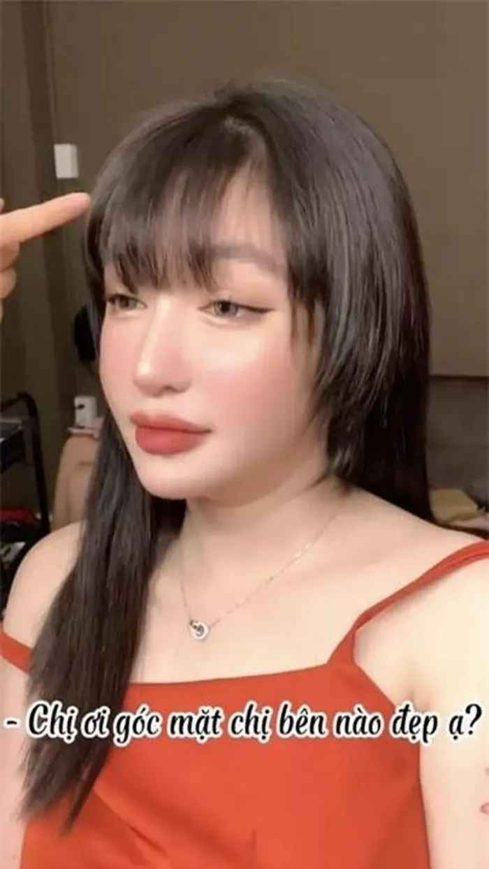 Cụ thể, trong một đoạn clip hậu trường đã ghi lại cảnh hot girl ngực khủng đang trang điểm nhưng lộ rõ vai u thịt bắp, gương mặt cứng đơ, nọng cằm ú nui khác hẳn với hình ảnh sống ảo trên mạng.