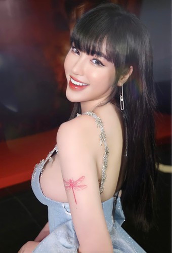 Diện bộ đầm quyến rũ nhưng mặt tròn xoe và vòng 2 to tướng của Elly Trần mới là thứ chiếm spotlight.