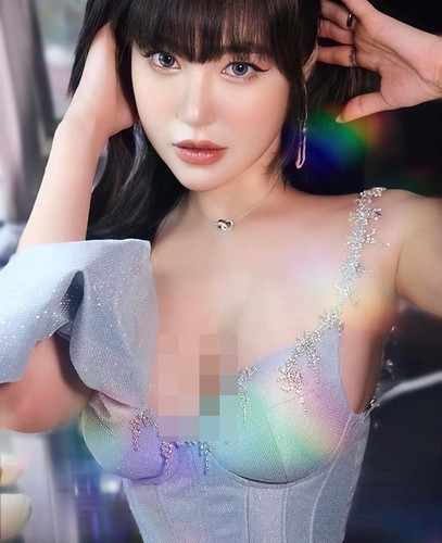 Khi nhắc đến những mỹ nhân gợi cảm của showbiz Việt, dân tình không thể bỏ qua cái tên Elly Trần. Người đẹp sinh năm 1987 được biết đến với vai trò diễn viên, người mẫu.