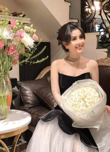 Nhờ tập luyện chăm chỉ mà Võ Ngọc Trân có thân hình được ví như búp bê sống. Cô khoe loạt hình hút mắt với set đồ bơi nhỏ xinh.