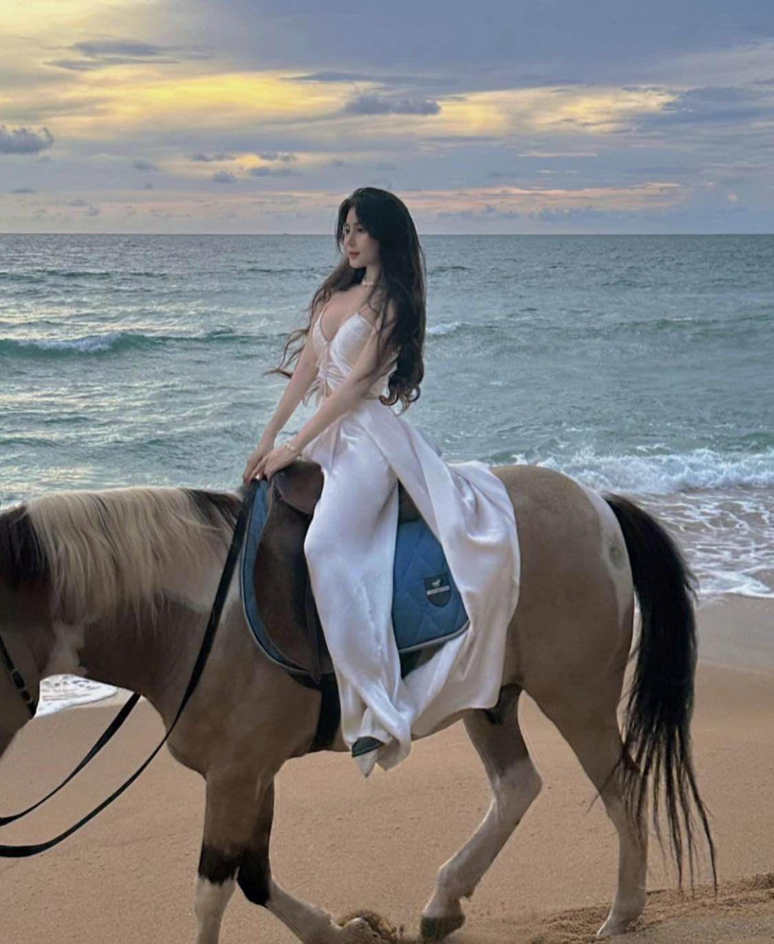 Dưới phần bình luận, nhiều cư dân mạng dành lời khen cho vẻ ngoài gợi cảm của Ngọc Trân.