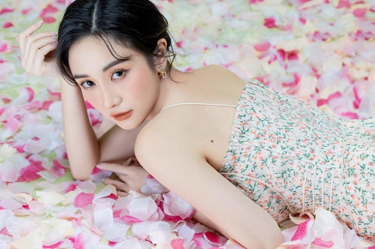 Từ hình ảnh "cô bé trà sữa" chuộng những bộ đồ dễ thương, Jun Vũ làm mới mình với hình ảnh quyến rũ. Bước chuyển mình này khiến hot girl gặp phải những ý kiến trái chiều, chê bai hình tượng mới.