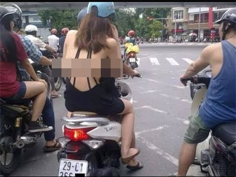 Không chỉ có lưng nhiều chị em còn để lộ cả vùng nhạy cảm với những chiếc áo cắt xẻ táo bạo.