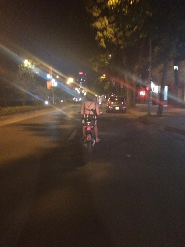 Những chiếc áo dạng yếm buộc cổ được hội chị em tận dụng triệt để trong những ngày hè.