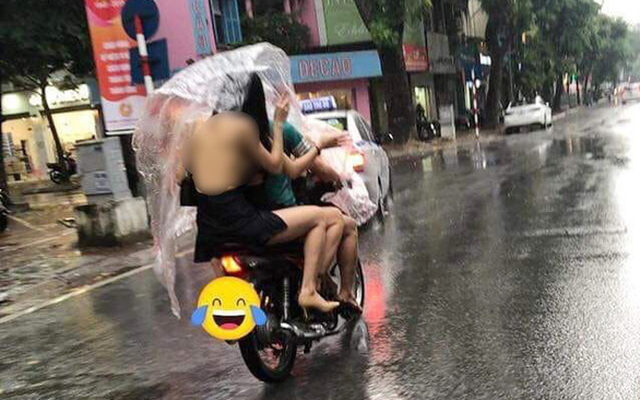 Tuy nhiên, bây giờ nhắc đến hè là ai cũng liên tưởng đến “thời trang khoe da thịt” của các thiếu nữ, áo khoét ngực thật sâu, váy xẻ cao hết cỡ, vai đỡ cả bộ quần áo chỉ bằng vài sợi dây, quần không cạp trễ thì cũng ngắn tũn như nội y… khiến nhiều người "đỏ mặt" khi nhìn thấy.