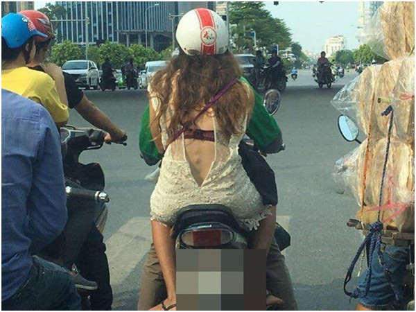 Chứng kiến kiểu ăn mặc thiếu vải, khoe lưng trần của hội chị em những ngày hè các quý ông kháo nhau: “Thế là đã hết mùa đông – ra đường lại thấy toàn mông với đùi!”.