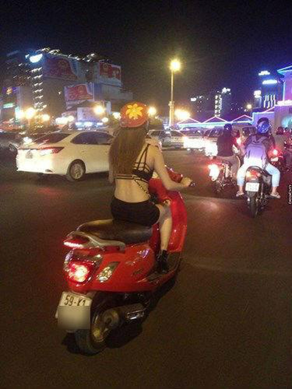 Những ngày qua trên MXH, CĐM không ít lần phải đau mắt với kiểu ăn mặc hở hang của hội chị em khi ra đường. Họ không ngần ngại khoe những tấm lưng trần phô phang đi dạo phố.