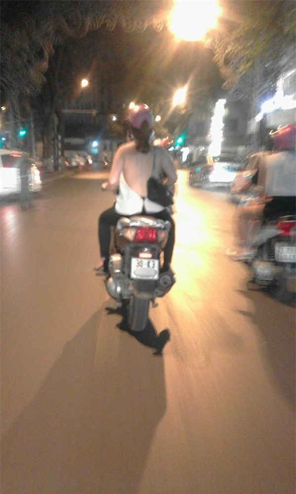 Không ngần ngại khoe lưng trần là các mà hội chị em không ngại khoe ra.