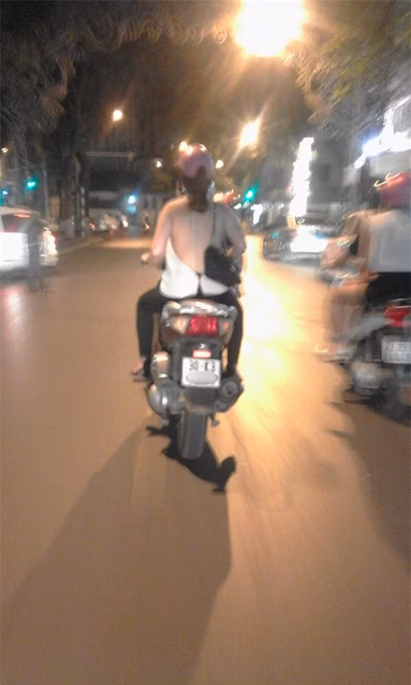 Không ngần ngại khoe lưng trần là các mà hội chị em không ngại khoe ra.