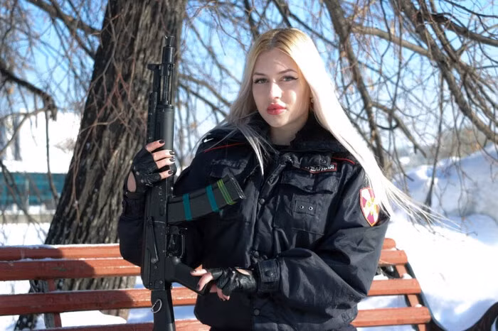 Sau khi bị sa thải, nữ vệ binh Anna Khramtsova đã làm đơn kháng cáo nhưng tòa án Ekaterinburg ở vùng Ural (Nga), nơi cô làm việc đã bác đơn.