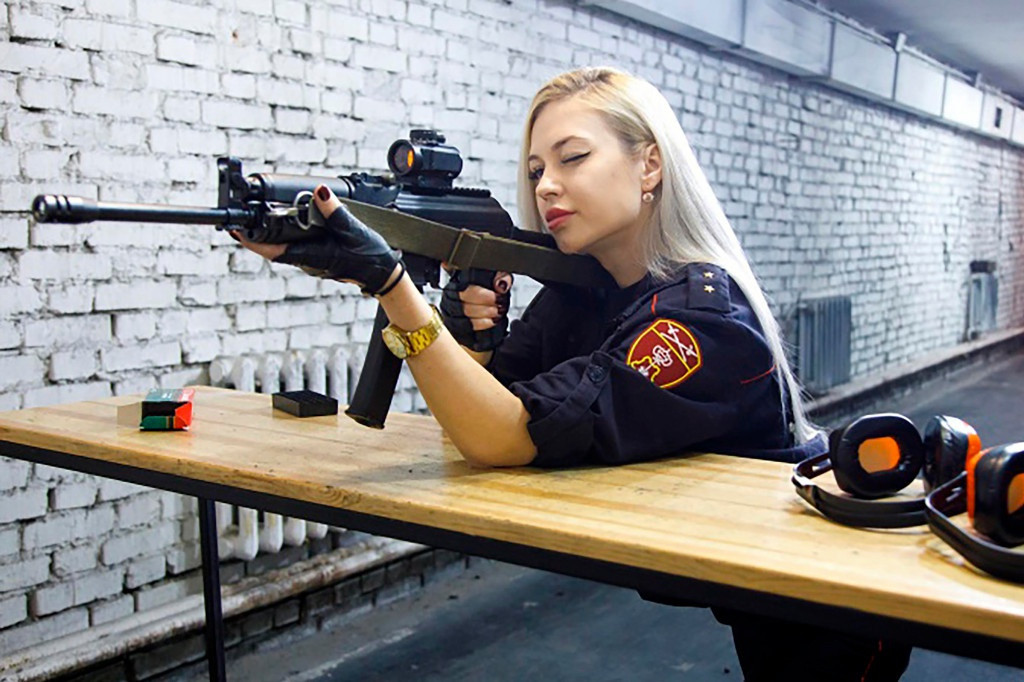 Anna Khramtsova từng được nhiều người biết đến với danh xưng "nữ vệ binh đẹp nhất nước Nga". Cách đây chưa lâu, cô nàng bị sa thải vì đoạn video gây tranh cãi trên trang cá nhân.