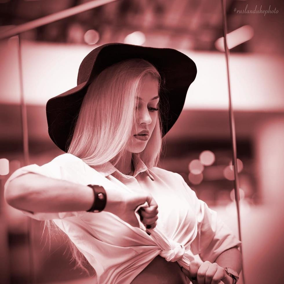 Anna lựa chọn phục vụ trong ngành quân đội và sau đó là cảnh sát theo truyền thống gia đình.