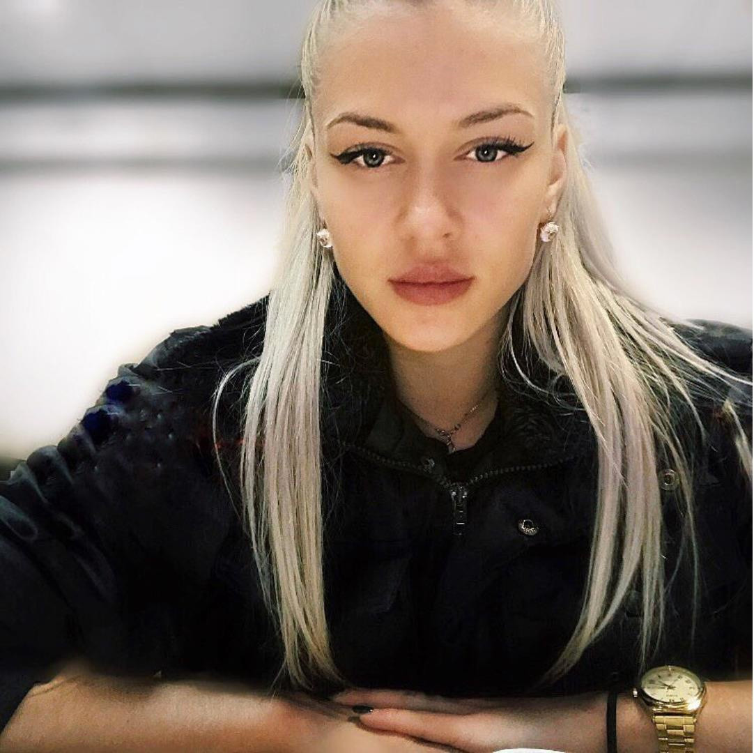 Anna từng chia sẻ với báo chí rằng: "Tháo lắp súng ngắn Makarov có thể khiến tay bạn chảy máu. Nhưng nếu bạn tập luyện trong phòng tập, bạn chắc chắn sẽ trở thành người tốt nhất trong những người tốt nhất! Phương châm sống của tôi: đi, nhìn và chiến thắng!".