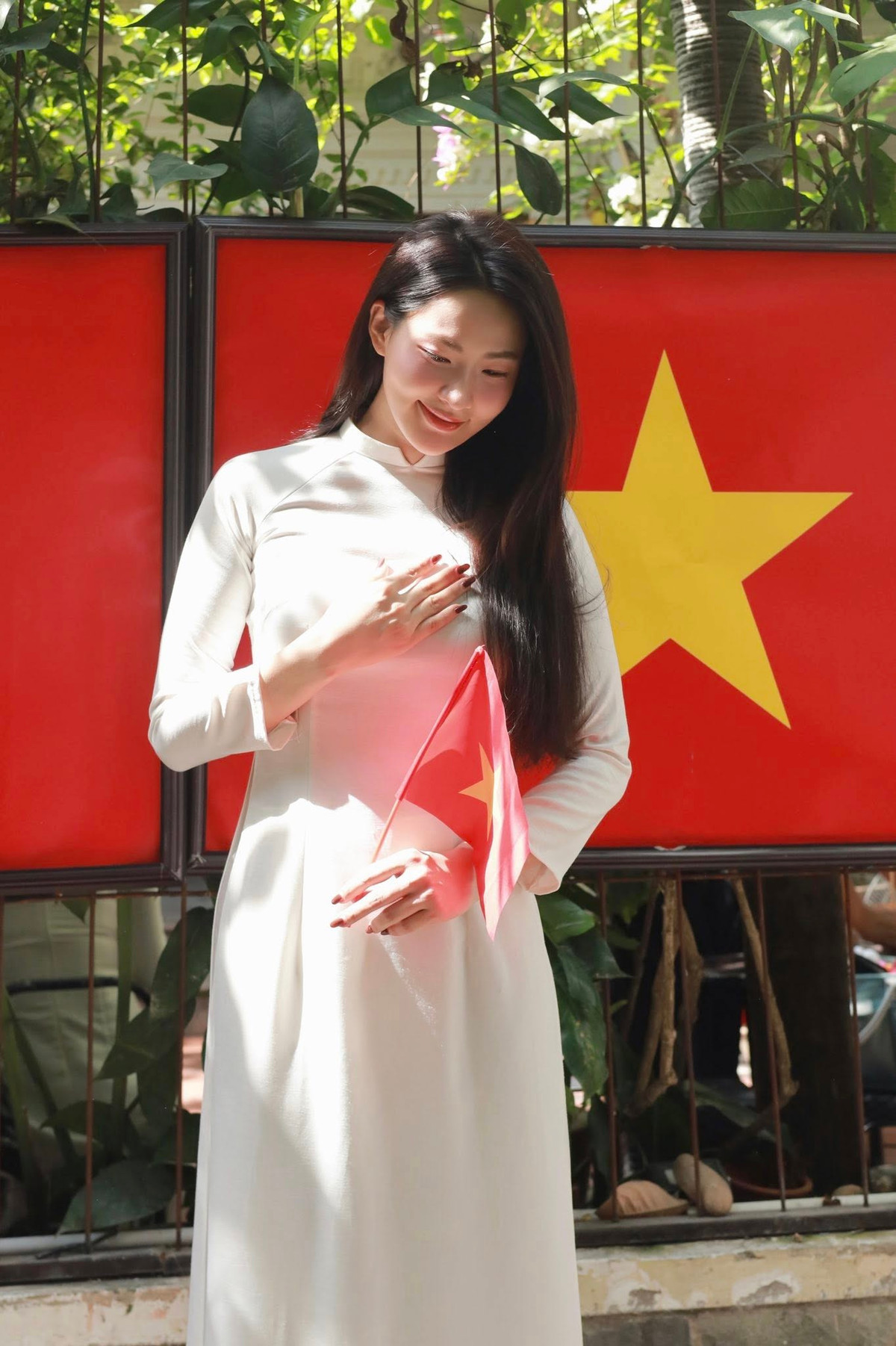 Trên dòng trạng thái, Minh Trang cũng khéo léo thể hiện bằng câu nói đang vô cùng hot trend trên mạng thời gian qua: "Gọi em là Sài Gòn 1975 Vì nụ cười em đẹp như ngày giải phóng. Yêu Việt Nam” (PV).