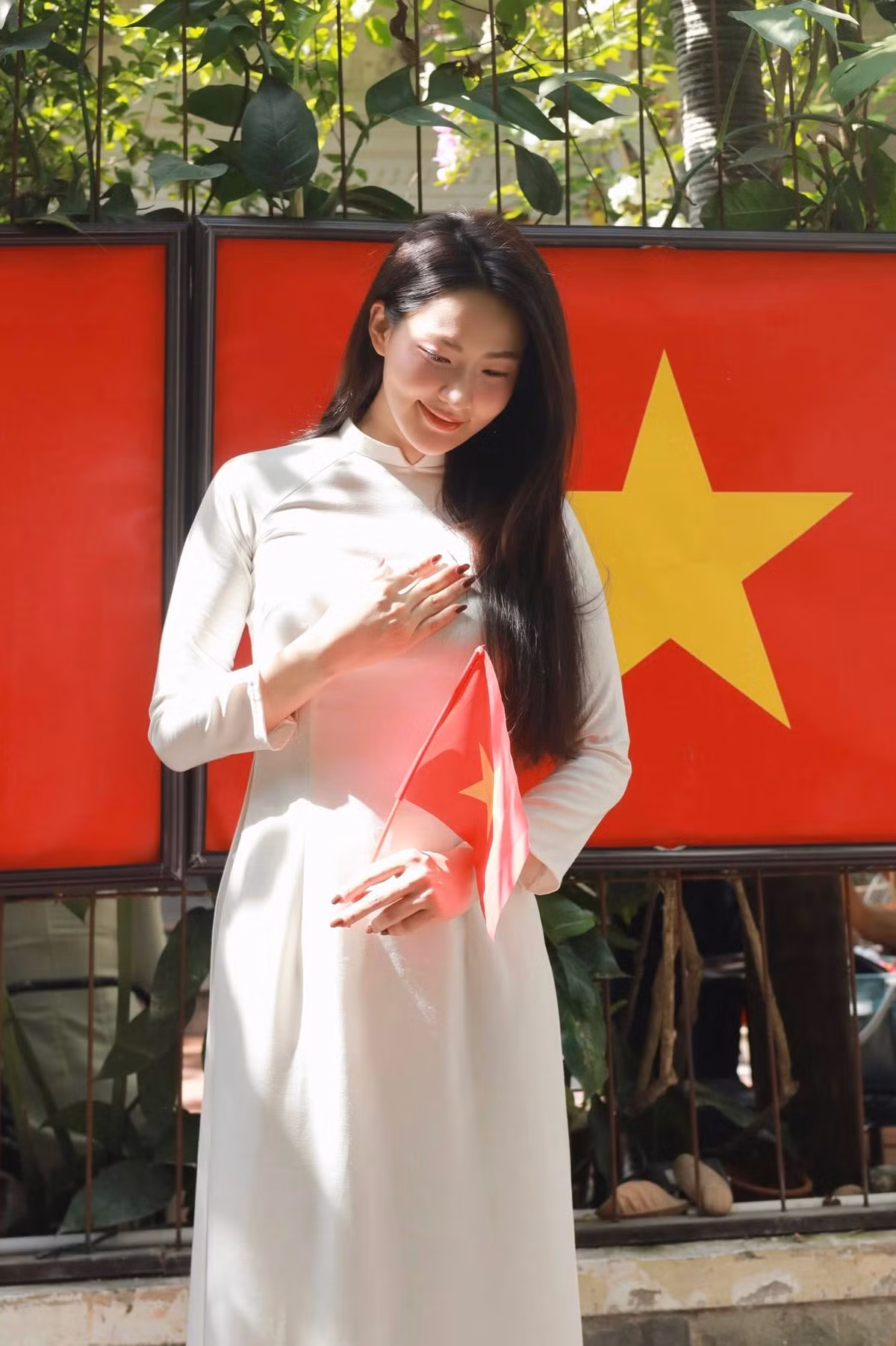 Trên dòng trạng thái, Minh Trang cũng khéo léo thể hiện bằng câu nói đang vô cùng hot trend trên mạng thời gian qua: "Gọi em là Sài Gòn 1975 Vì nụ cười em đẹp như ngày giải phóng. Yêu Việt Nam” (PV).