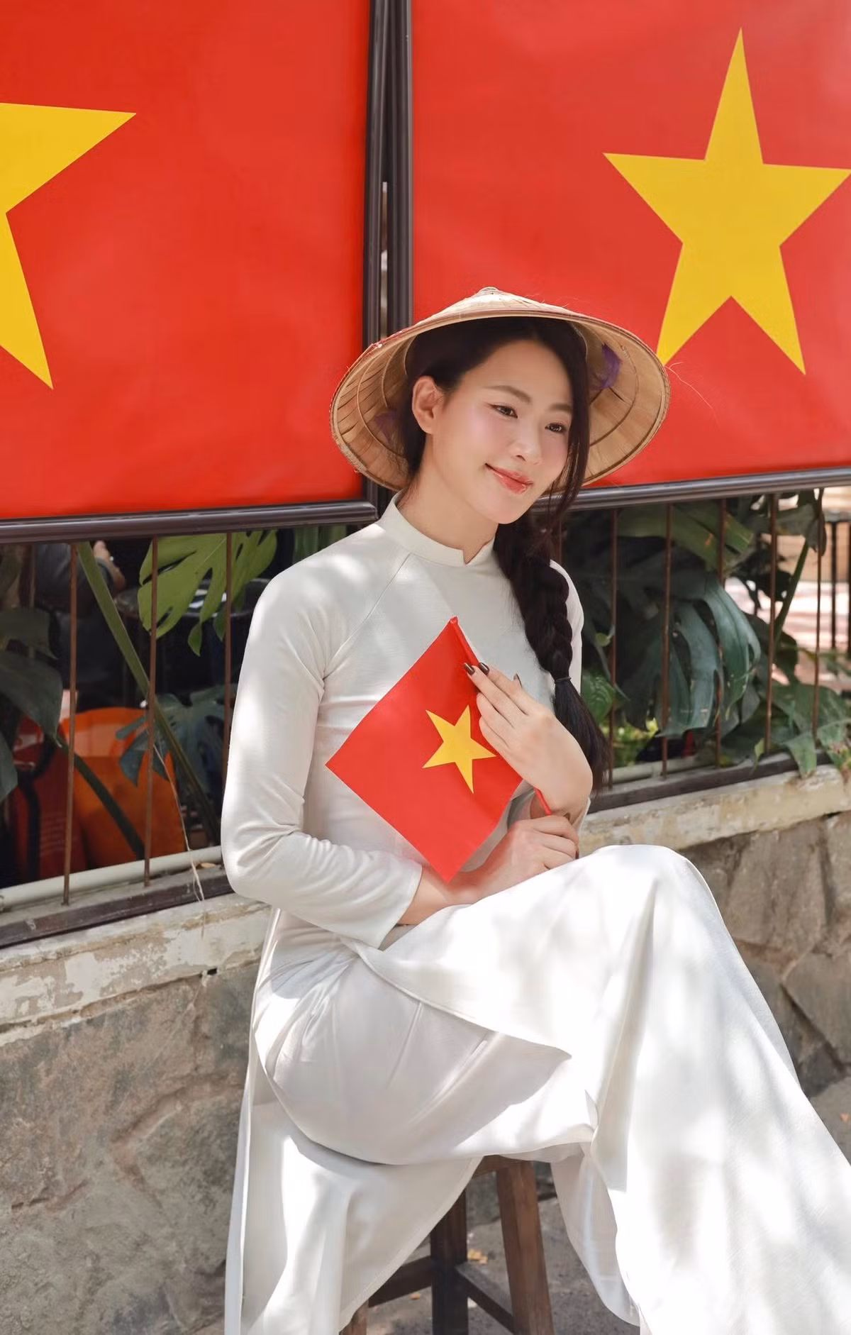 Dưới bộ ảnh, Minh Trang nhận về vô vàn lời khen. Nhiều người cho biết, sắc vóc của nàng hot girl Hải Phòng đẹp tựa vạt nắng trong trẻo.