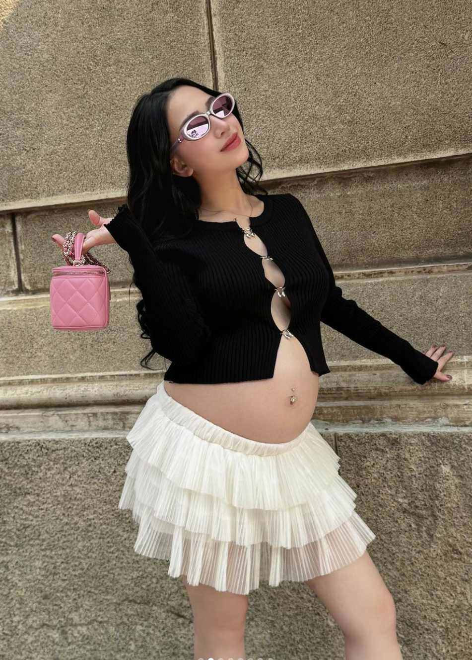 Hiện đang mang bầu lần 3, song Minh Anh vẫn có cho mình phong cách ăn diện cuốn hút, chẳng hề tìm cách giấu bụng mà còn thoải mái khoe ra đường cong thiêng liêng của người phụ nữ.