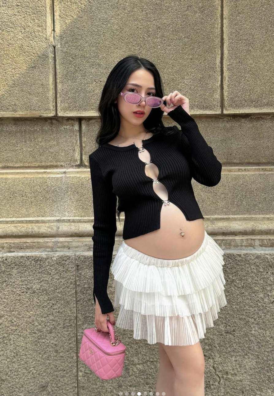 Ngoài việc tăng cân và bụng tròn ra, Minh Anh vẫn giữ được đôi chân thon thả, cánh tay nhỏ và gương mặt xinh duyên dáng, làm tiền đề cho việc thoải mái mặc những món đồ mà mình yêu thích.