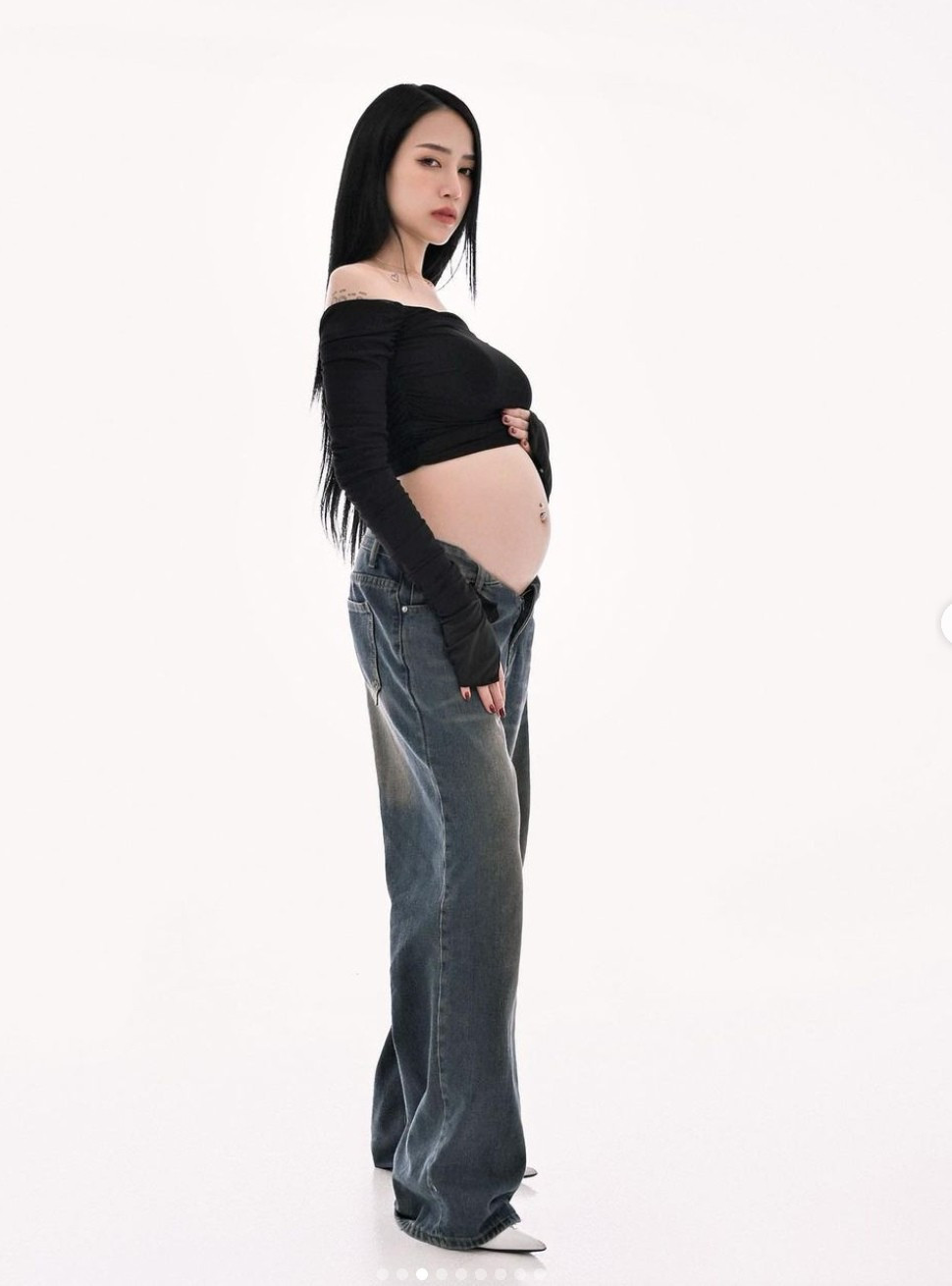 Bên cạnh đó những tông màu trung tính như đen, xám... cũng được người đẹp sử dụng nhằm mang đến nét chững chạc, thời thượng mà vẫn rất duyên.