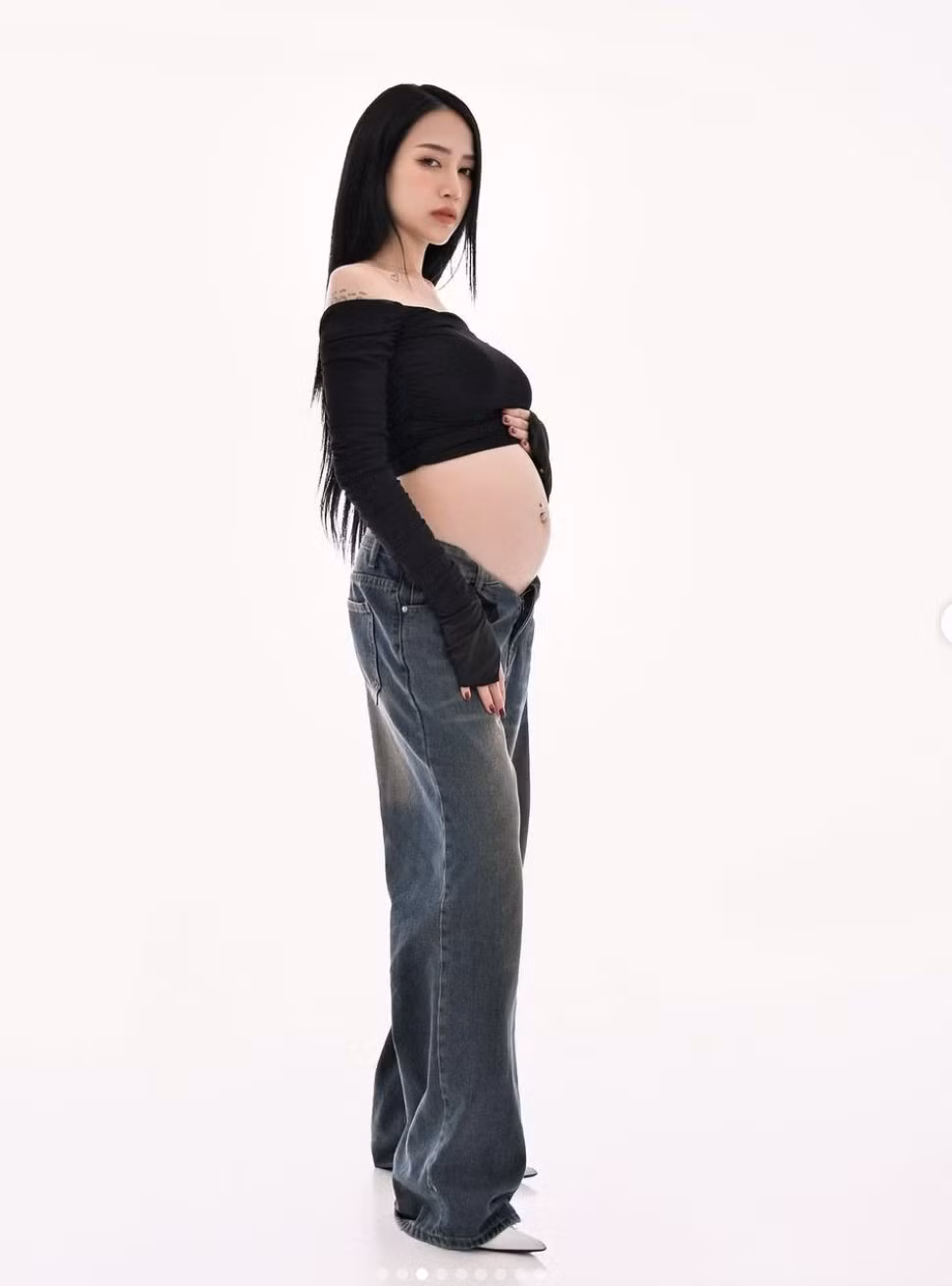 Bên cạnh đó những tông màu trung tính như đen, xám... cũng được người đẹp sử dụng nhằm mang đến nét chững chạc, thời thượng mà vẫn rất duyên.