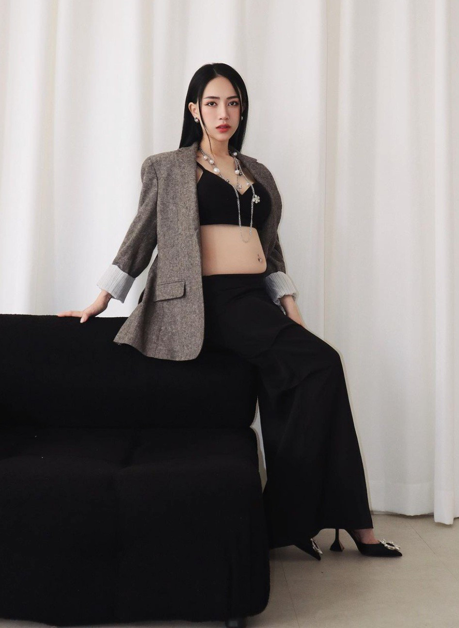 Minh Anh kết hợp cùng áo khoác ngoài màu trung tính và dây chuyền ngọc trai để làm duyên cũng như tăng độ thời thượng cho bản thân.