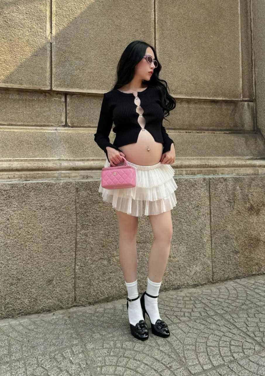 Lần gần nhất, người đẹp nhận được nhiều lời khen với khoảnh khắc xuống phố cùng combo áo croptop và chân váy ngắn, để lộ bụng lùm lùm, đồng thời tôn được đôi chân thon nhỏ.