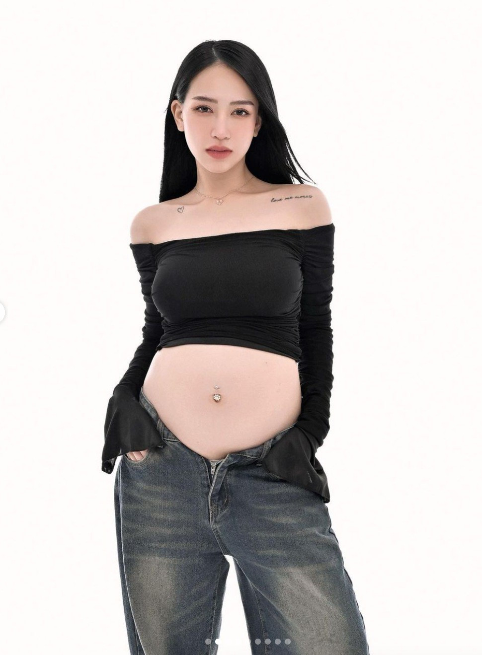 Trước đó, Minh Anh cũng từng nhiều lần diện các kiểu áo ngắn khoe phần bụng thiêng liêng, song người đẹp sẽ tăng thêm điểm thanh lịch bằng cách mix cùng áo khoác phom rộng và sử dụng phụ kiện đắt giá.