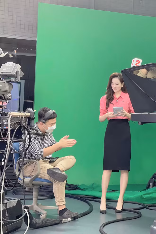 Cụ thể, Mai Ngọc chụp ảnh lại hộc tủ của mình ở cơ quan kèm túi đựng đồ trang điểm.