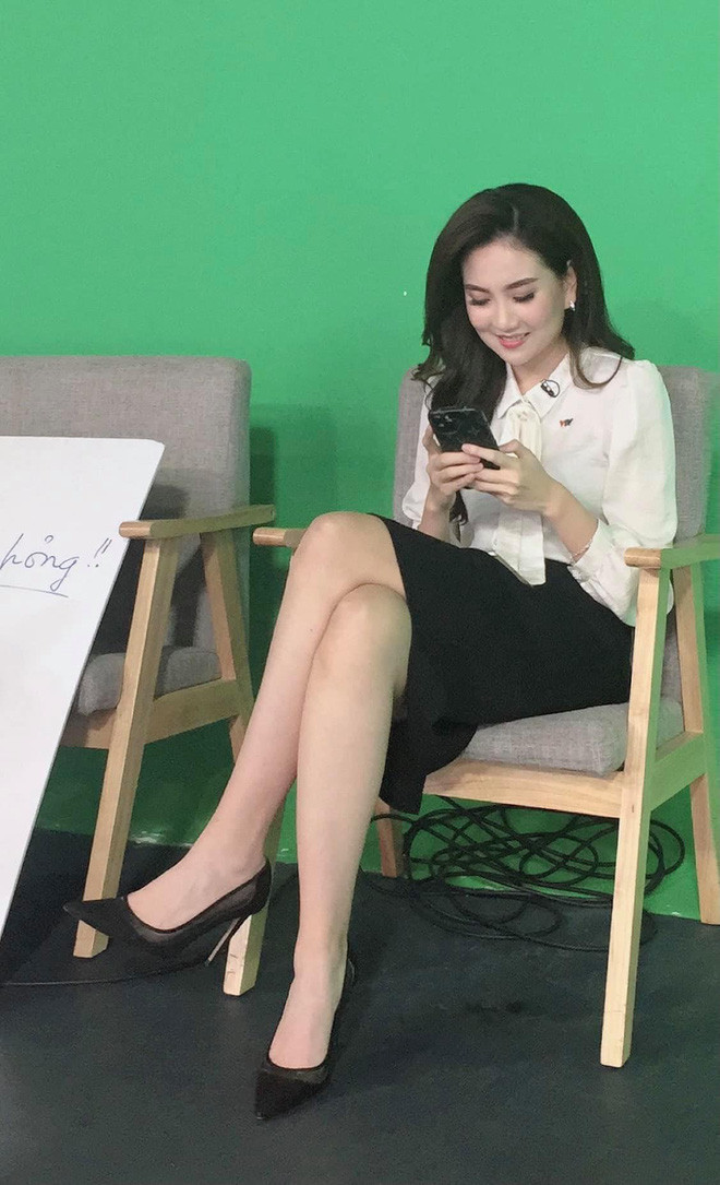 Kèm theo đó, Mai Ngọc cũng chia sẻ: "Một góc biến hình ở cơ quan. Một bí quyết để da đẹp là Ngọc dùng đồ make up riêng 100%. Dùng cùng bông phấn hay cọ rất dễ bị dị ứng, kích ứng vì mỗi người một loại da, 1 kiểu mồ hôi khác nhau. Có điều kiện thì riêng biệt hết sẽ giữ được da khoẻ đẹp, nhất là công việc có cường độ son phấn cao".