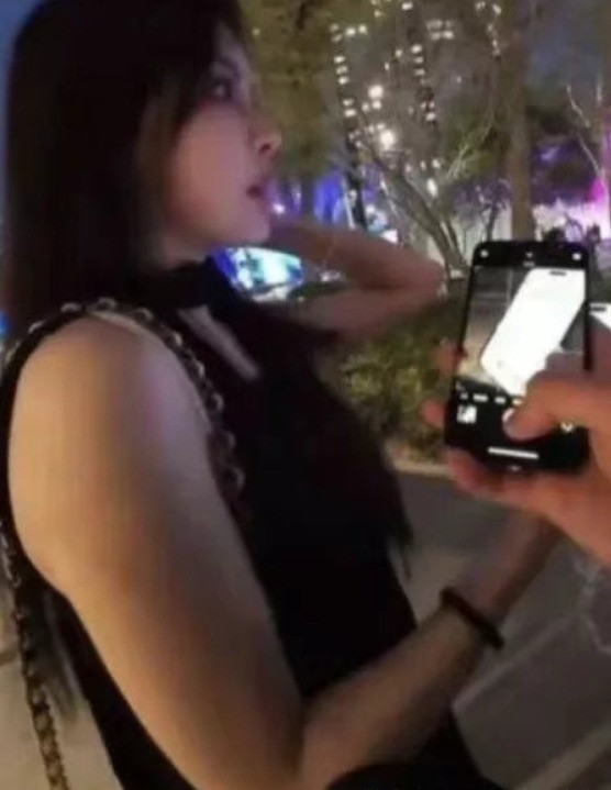 Hot girl Esports là Rita bị trêu chọc là có "cánh tay kỳ lân" do góc chụp, bức ảnh thậm chí còn gây tranh cãi về ngoại hình thực tế của cô so với trên mạng. Người trong cuộc đã chia sẻ trên một buổi phát sóng trực tiếp, cô nói rằng "những bức ảnh xấu đến mức không giống cô ấy".