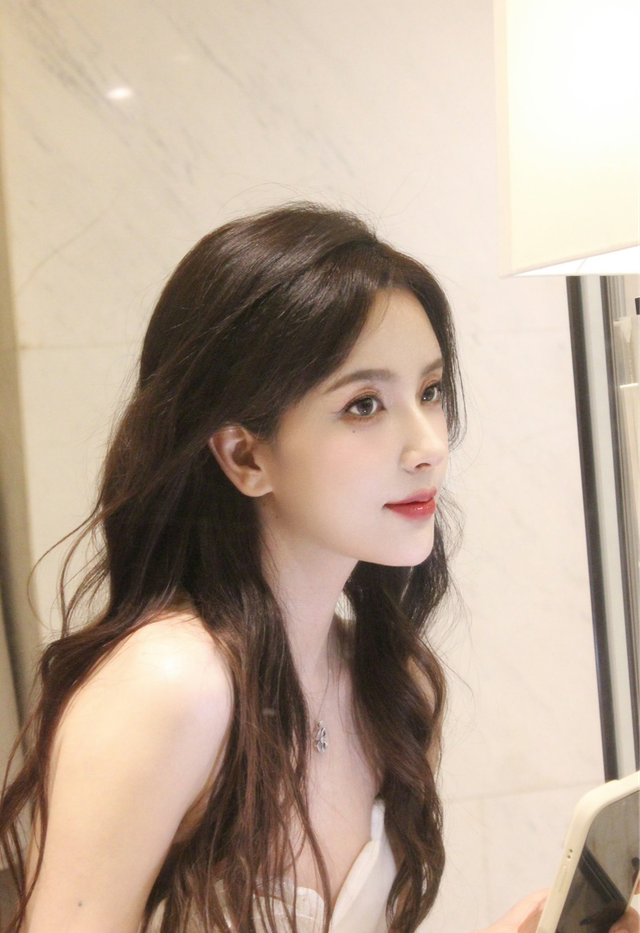 Trên các diễn đàn mạng, một bộ phận người xem nhận định, những bức ảnh xấu xí của Rita là do kỹ thuật chụp hoặc vấn đề về góc chụp.