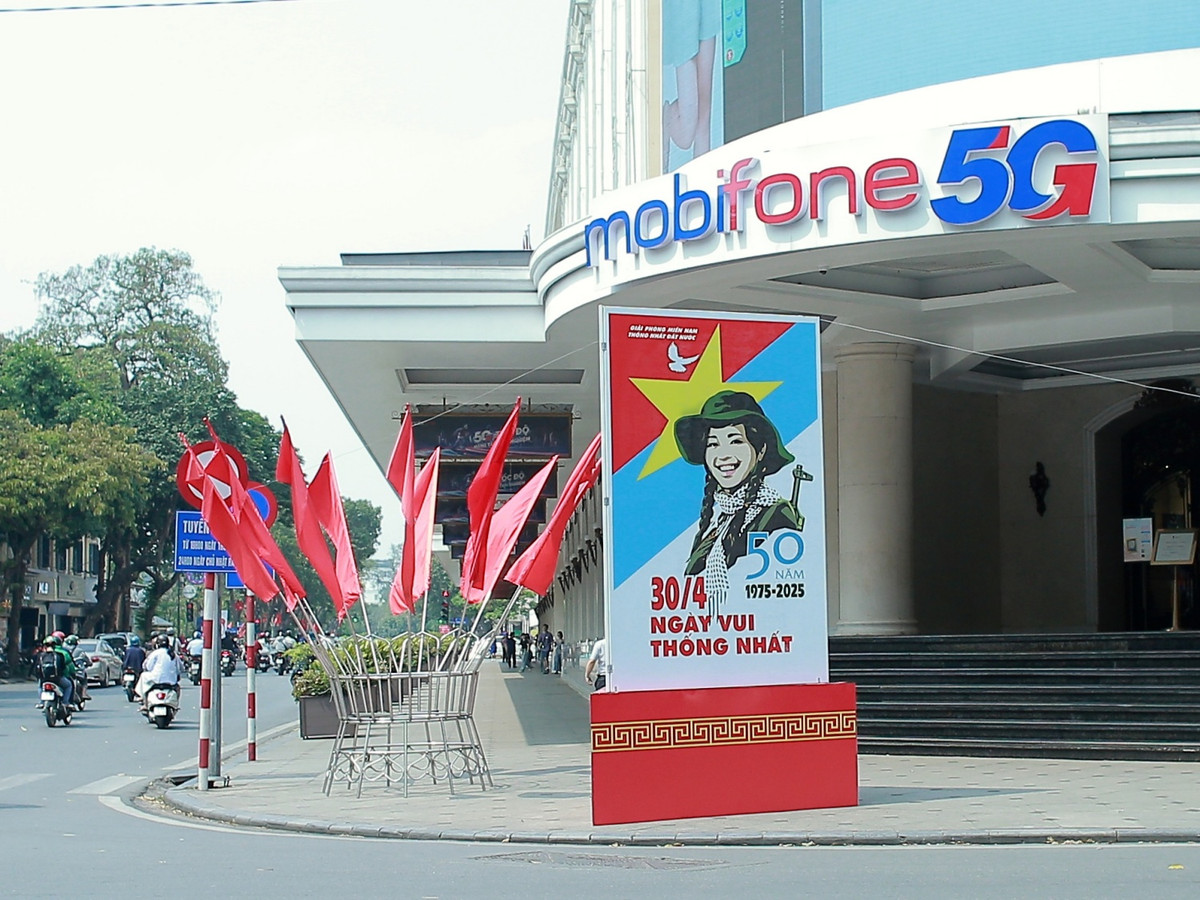 Trên phố Tràng Tiền, những tấm pano khổ lớn chào mừng 50 năm Giải phóng miền Nam cũng được dựng lên hòa cùng không khí hào hùng của dân tộc.