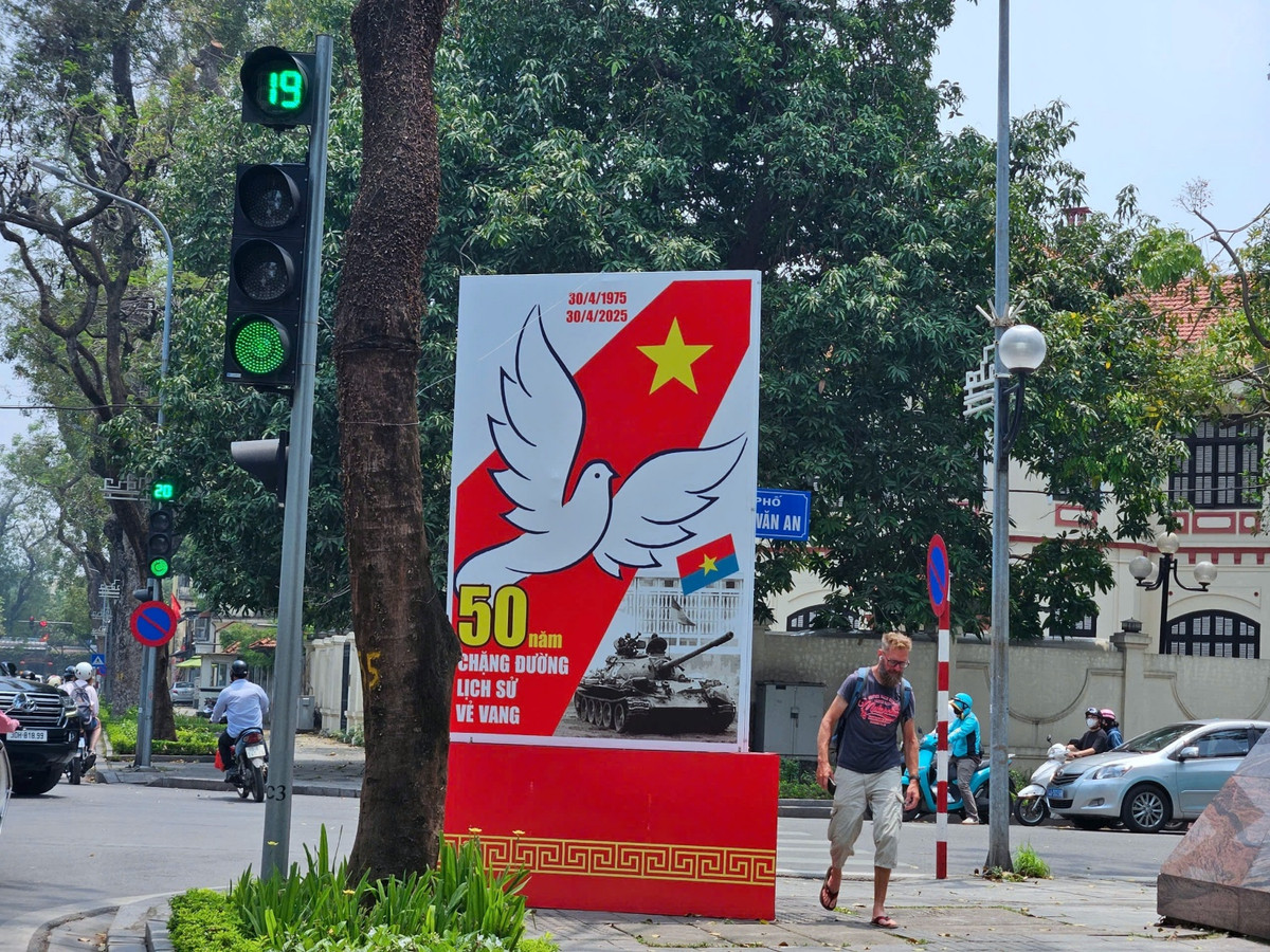 Các tuyến phố chính của Hà Nội đã được trang hoàng rực rỡ với cờ Tổ quốc, cờ Đảng, băng rôn, khẩu hiệu, pano, áp phích lớn nhỏ.