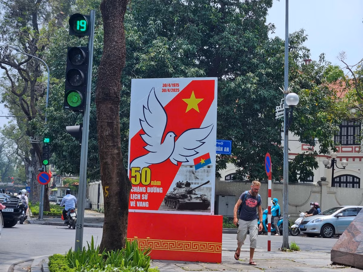 Các tuyến phố chính của Hà Nội đã được trang hoàng rực rỡ với cờ Tổ quốc, cờ Đảng, băng rôn, khẩu hiệu, pano, áp phích lớn nhỏ.