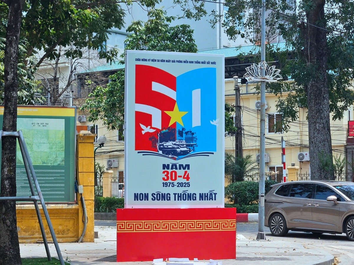 Không khí lễ hội lan tỏa khắp các tuyến phố, tạo nên một bức tranh sinh động, thể hiện lòng tự hào và niềm tin vào tương lai của dân tộc.