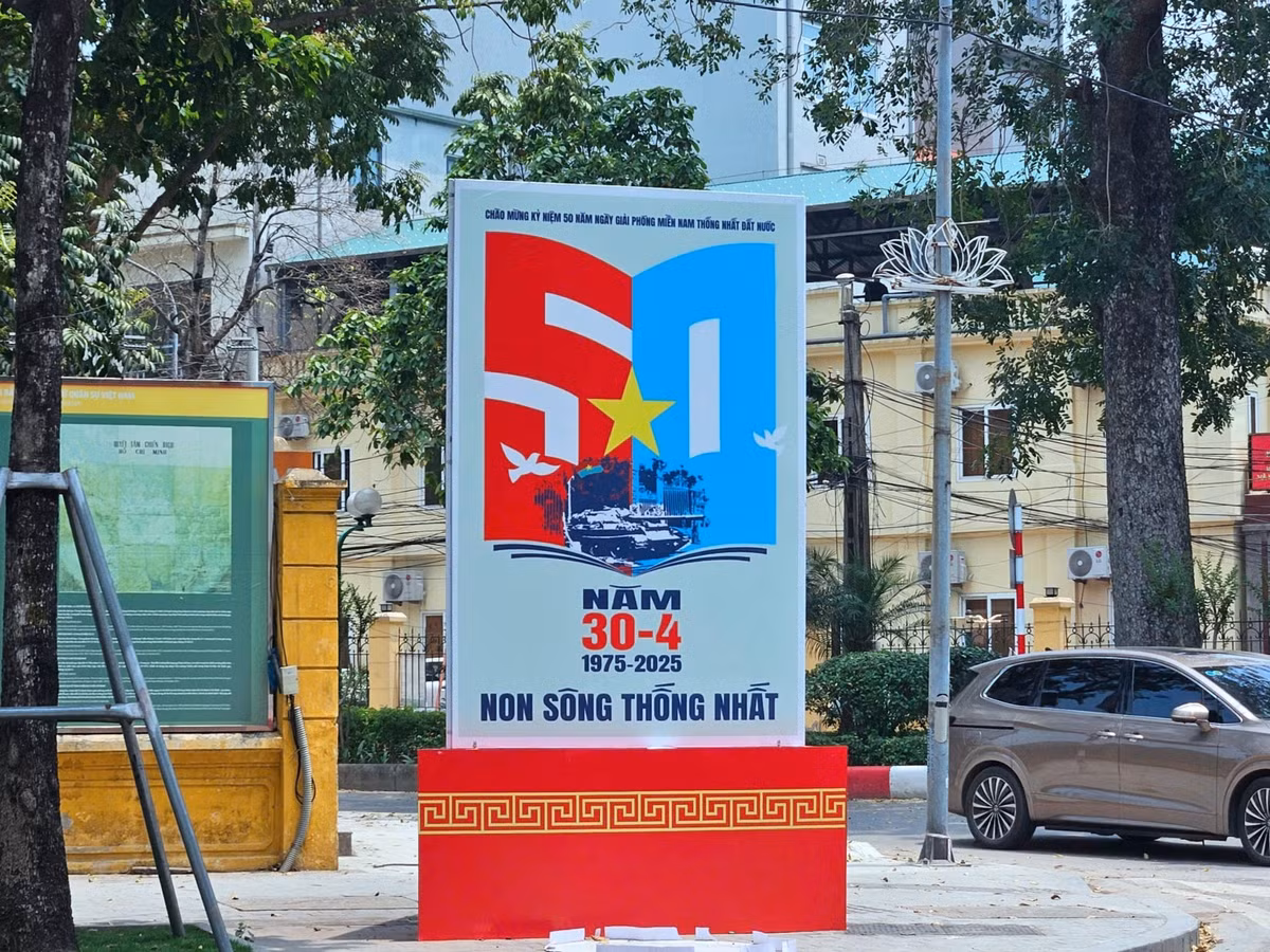 Không khí lễ hội lan tỏa khắp các tuyến phố, tạo nên một bức tranh sinh động, thể hiện lòng tự hào và niềm tin vào tương lai của dân tộc.