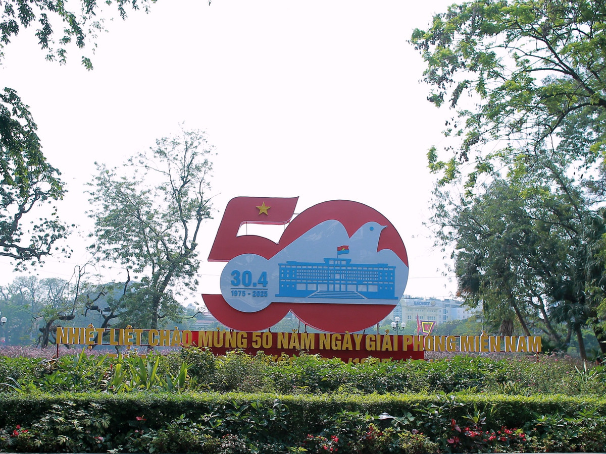 Khu vực quanh Hồ Gươm những tiểu cảnh chào mừng 50 năm Giải phóng miền Nam thống nhất Đất nước.