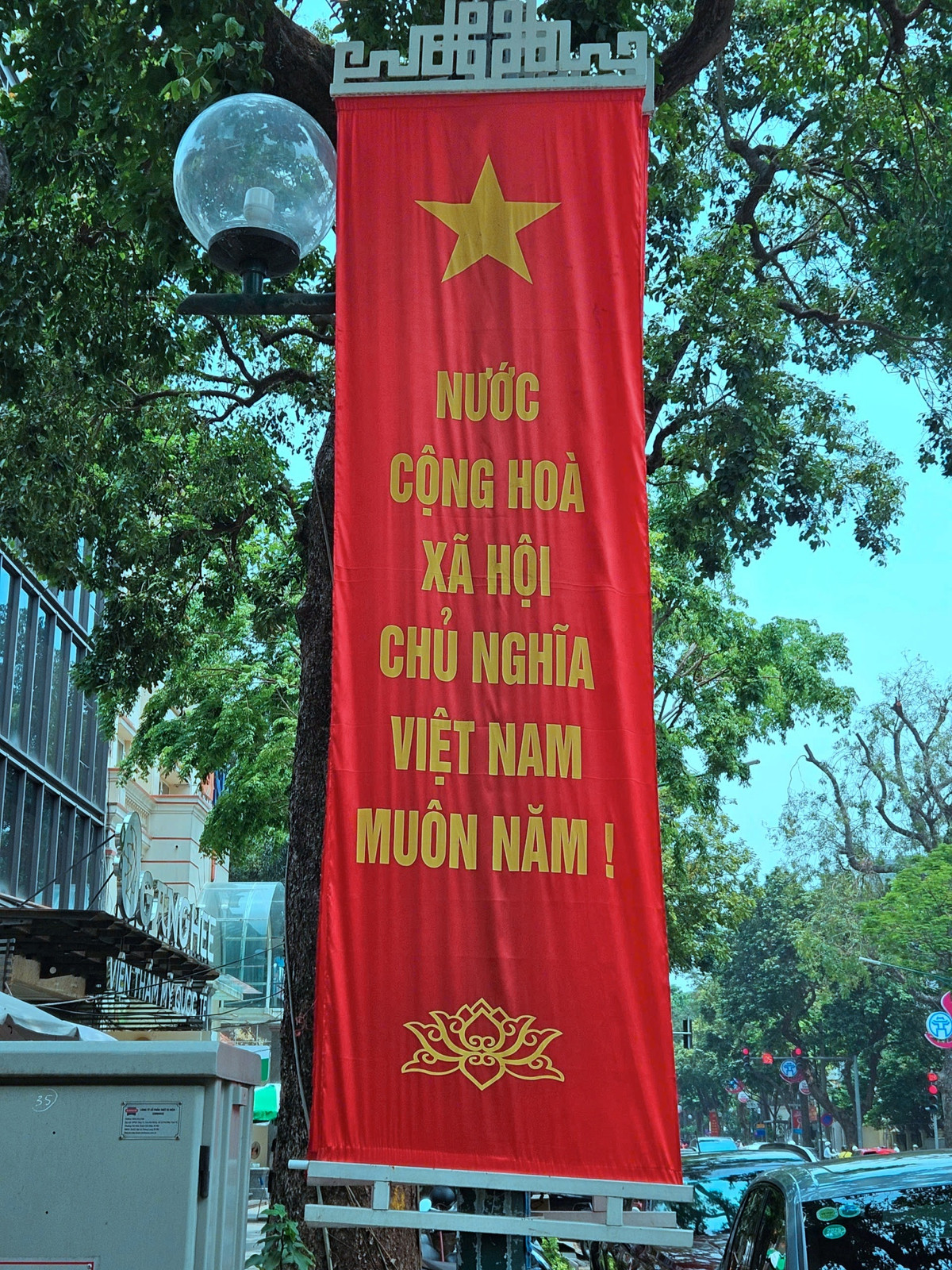 Trong lòng mỗi người dân Việt Nam đều trào dâng niềm tự hào dân tộc và lòng biết ơn những thế hệ đã hy sinh thân mình cho độc lập tự do của đất nước cho chúng ta được sống trong hòa bình ngày hôm nay.