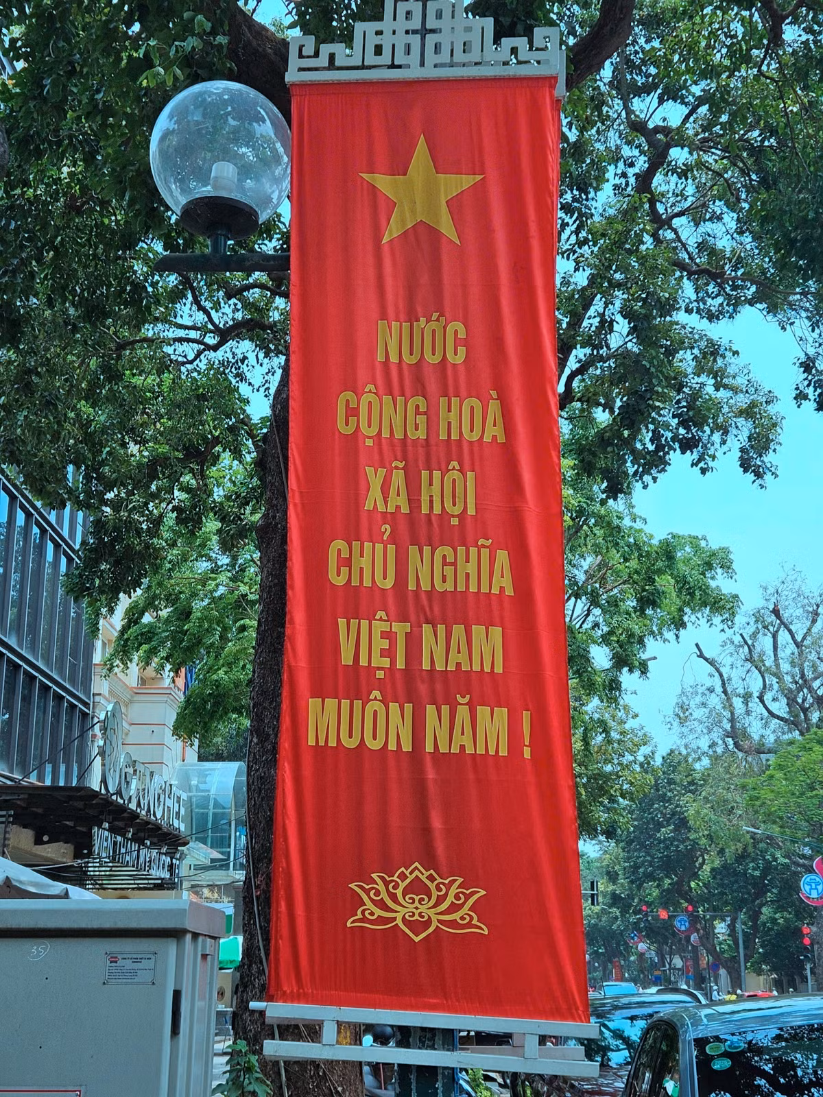 Trong lòng mỗi người dân Việt Nam đều trào dâng niềm tự hào dân tộc và lòng biết ơn những thế hệ đã hy sinh thân mình cho độc lập tự do của đất nước cho chúng ta được sống trong hòa bình ngày hôm nay.