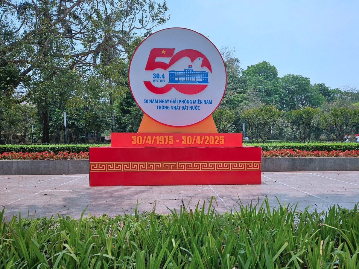 Từ những vườn hoa, con phố cũng được tô điểm bằng những băng rôn đỏ rực, khẩu hiệu nổi bật, thể hiện tinh thần yêu nước và lòng tự hào dân tộc.