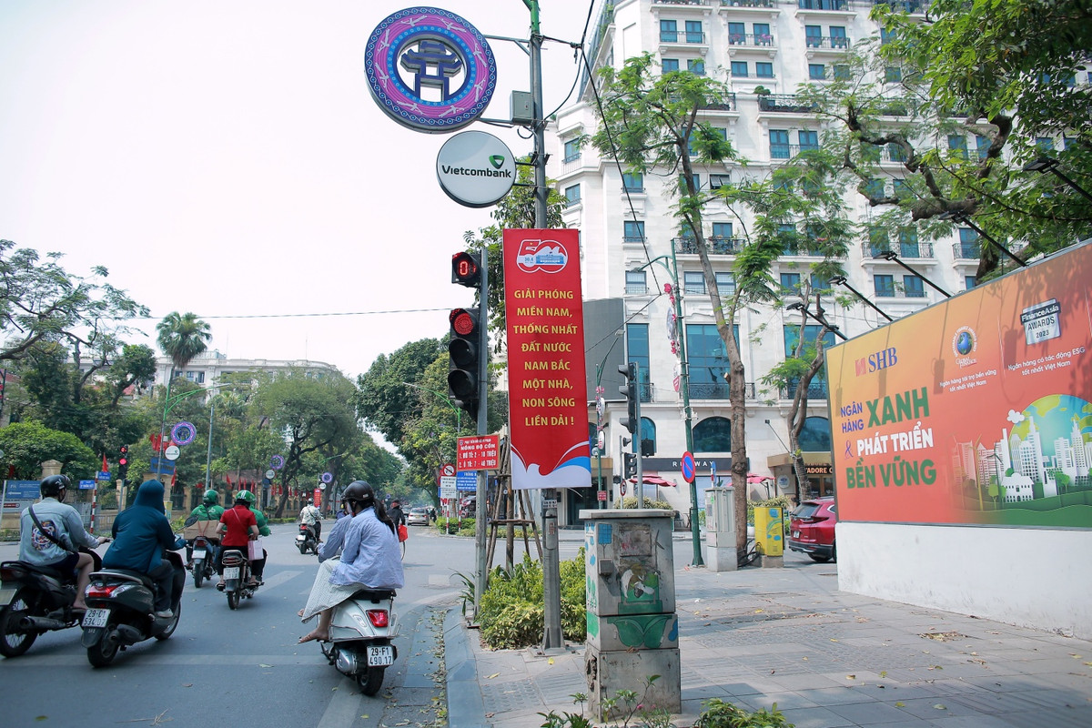 Những ngày này, hình ảnh đường phố rực rỡ cờ hoa khiến cho lòng người rạo rực hướng về ngày lễ lớn của dân tộc: 50 năm ngày Giải phóng miền Nam thống nhất Đất nước.