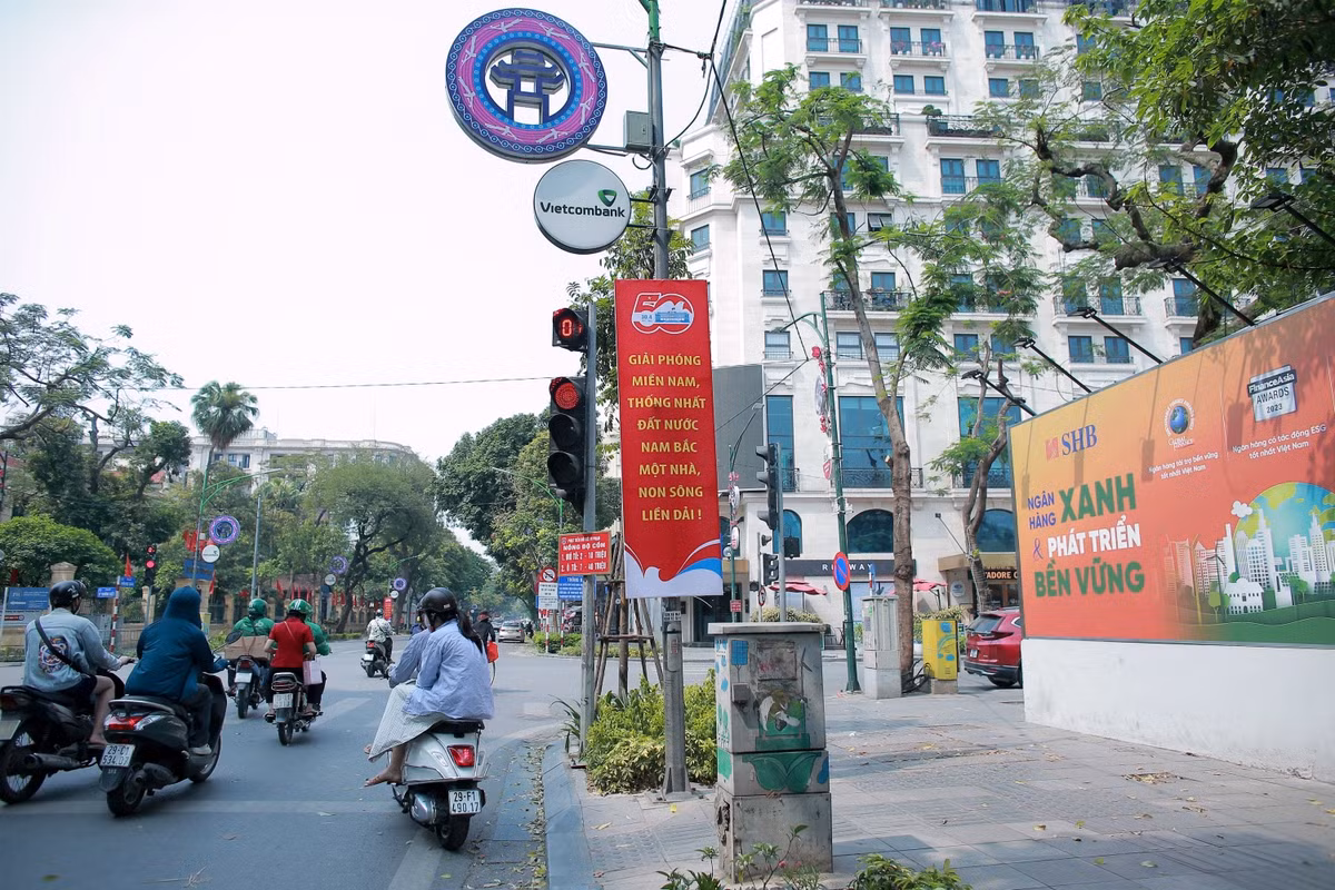 Những ngày này, hình ảnh đường phố rực rỡ cờ hoa khiến cho lòng người rạo rực hướng về ngày lễ lớn của dân tộc: 50 năm ngày Giải phóng miền Nam thống nhất Đất nước.