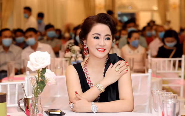 Mới đây, khi đọc bình luận của một cư dân mạng, bà Nguyễn Phương Hằng bất ngờ nhận được một câu hỏi riêng tư liên quan tới ông Dũng "lò vôi".