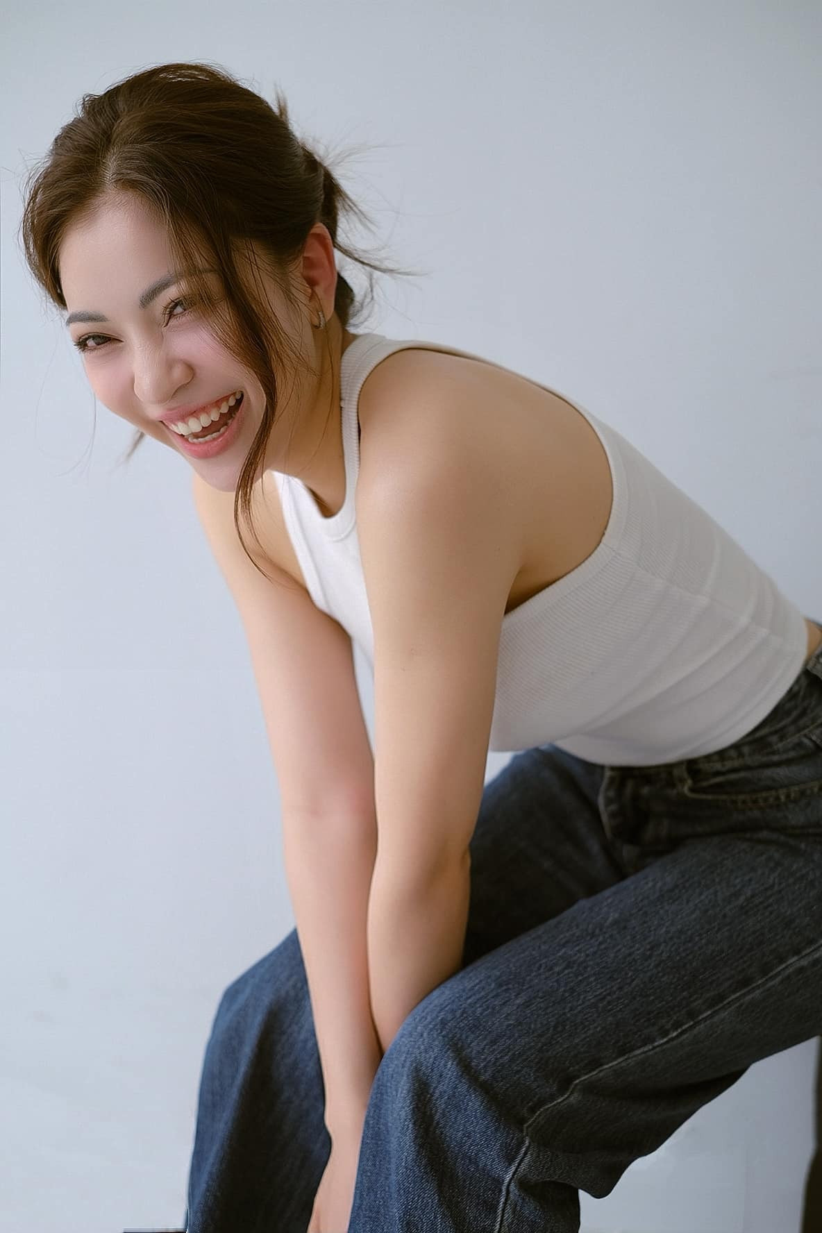 Cách đây không lâu hot girl Nhật Lê cũng xôn xao khi check-in sân tập pickleball. Cô nàng buộc tóc gọn gàng, mặc trang phục dù không quá hở hang nhưng vẫn tôn lên nét quyến rũ.