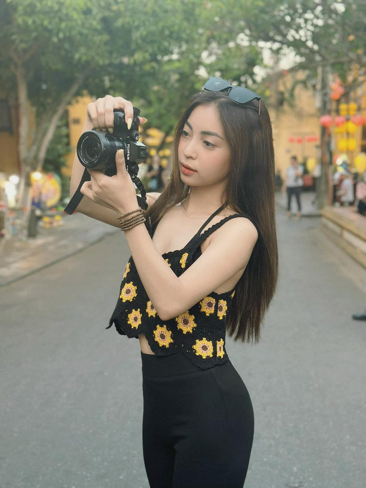 Ở thời điểm 2018, khi đội tuyển Việt Nam ở đỉnh cao phong độ, sau kì tích giành ngôi Á quân U23 châu Á ở Thường Châu, Nhật Lê là nàng WAG hot nhất thời điểm ấy khi thường xuyên xuất hiện trên khán đài các sân vận động để cổ vũ đội tuyển Việt Nam và bạn trai thi đấu.