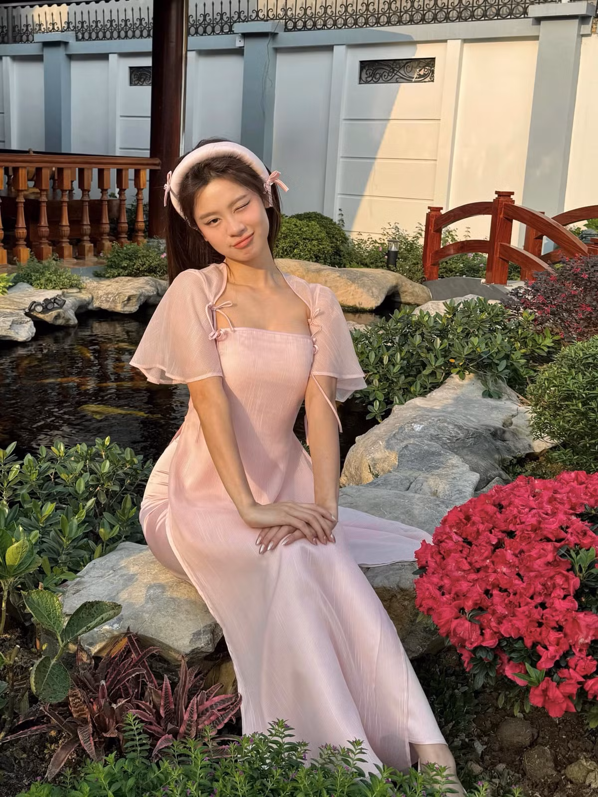 Sau biến cố đó, mãi đến cuối năm 2021, netizen mới phát hiện trong phòng Huyme có bức ảnh vẽ Hàn Hằng, tìm thấy loạt ảnh nàng hot girl ăn tối cùng gia đình bạn trai.