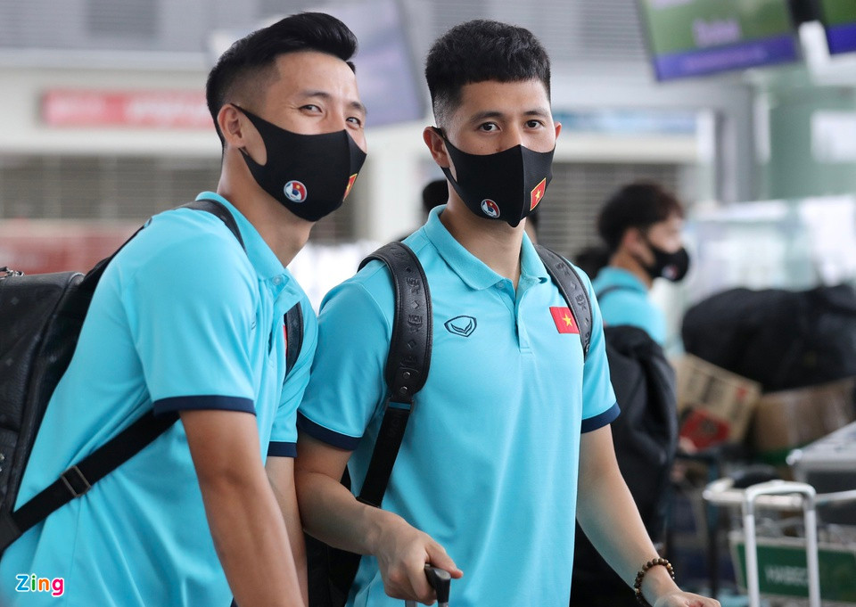 Cặp Đình Trọng và Tiến Dũng thường xuyên đi bên cạnh nhau. Không chỉ hiểu nhau trên sân, bộ đôi trung vệ này còn chơi thân thiết ở ngoài đời.